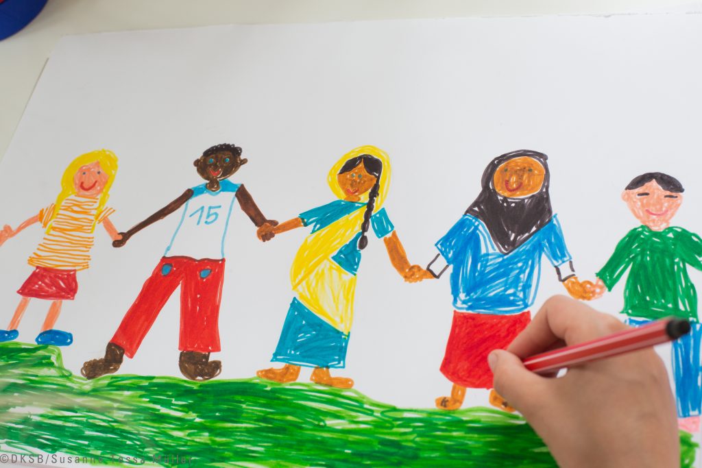 Buntes Zeichnung von Kindern unterschiedlicher Herkunft, die sich an den Händen halten.