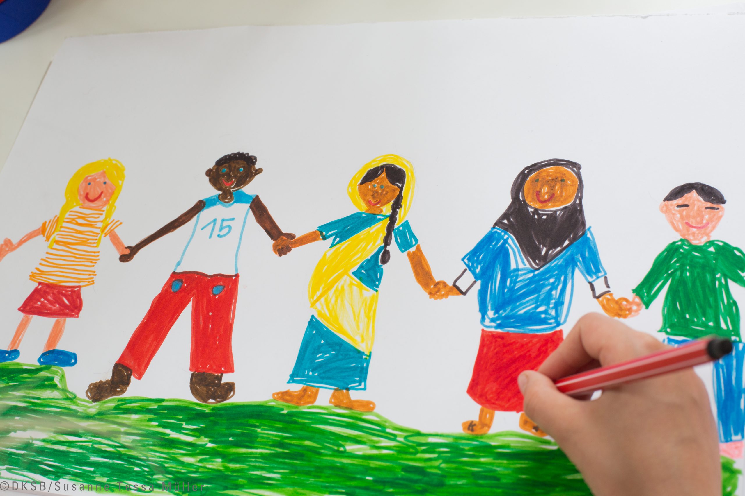 Buntes Zeichnung von Kindern unterschiedlicher Herkunft, die sich an den Händen halten.