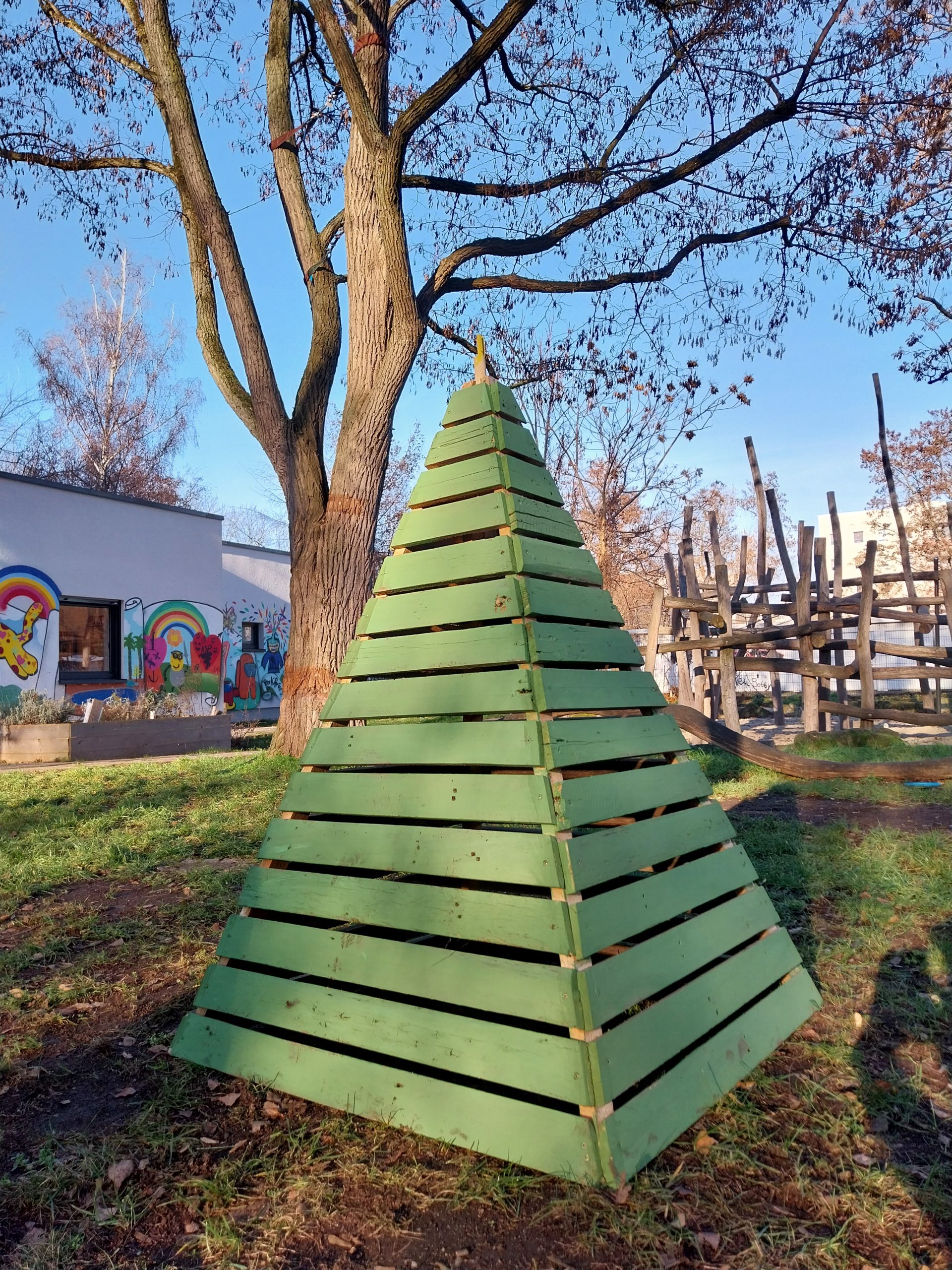 Der Weihnachtsbaum auf dem Abenteuerspielplatz