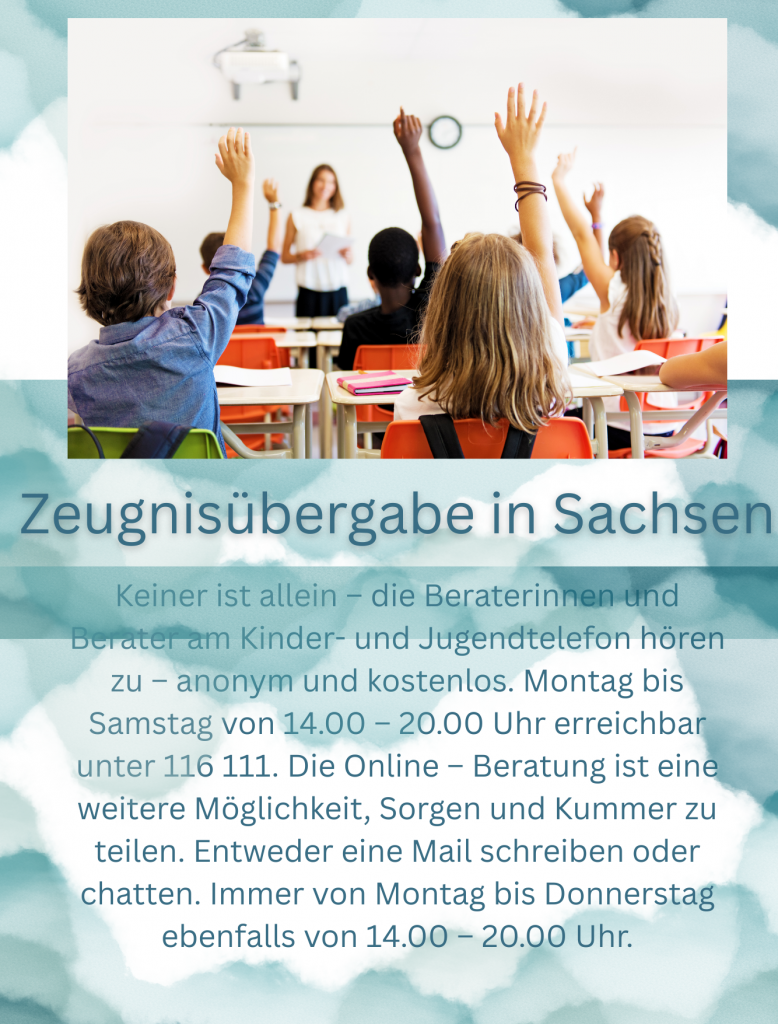 Im Klassenraum heben Schülerinnen und Schüler die Hand, während vorne die Lehrerin steht und der Hinweis zur Zeugnisübergabe in Sachsen erscheint.